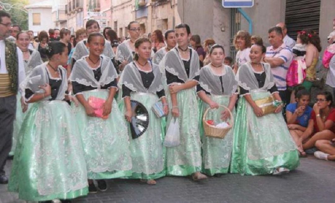 Jóvenes vestidas de novelderas