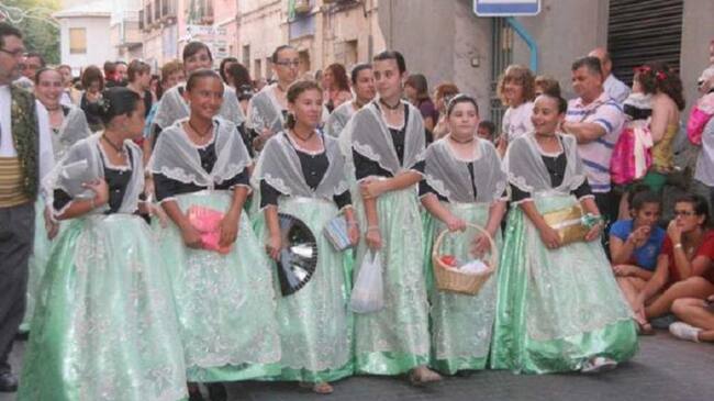 Jóvenes vestidas de novelderas