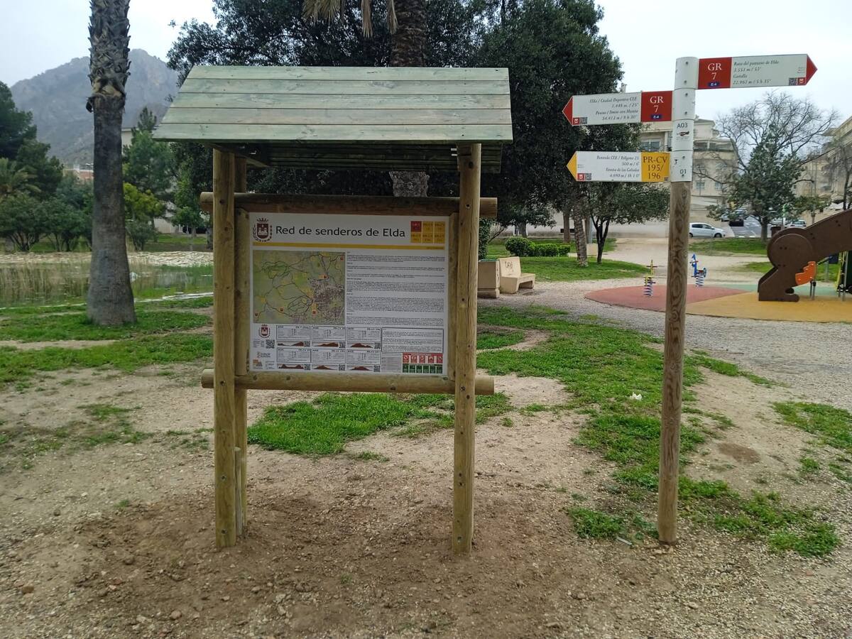 Elda renueva y actualiza la señalización del sendero que conecta los Jardines del Vinalopó con la cima de Bolón