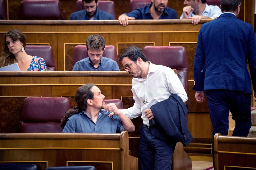 El líder de Podemos, Pablo Iglesias, conversa con el coordinador federal de IU, Alberto Garzón, esta tarde en el pleno del Congreso.