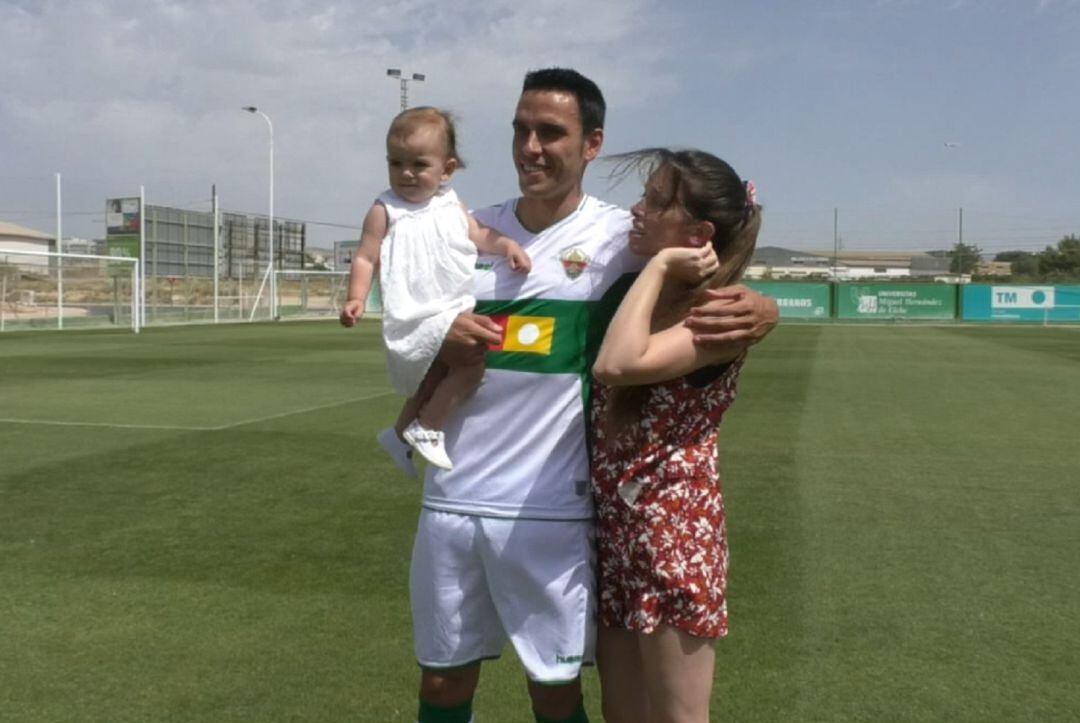 Folch con pareja e hija en su presentación