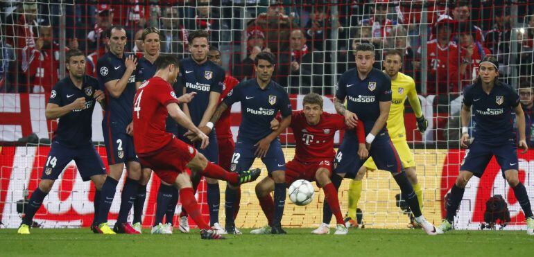 Xabi Alonso dispara a puerta
