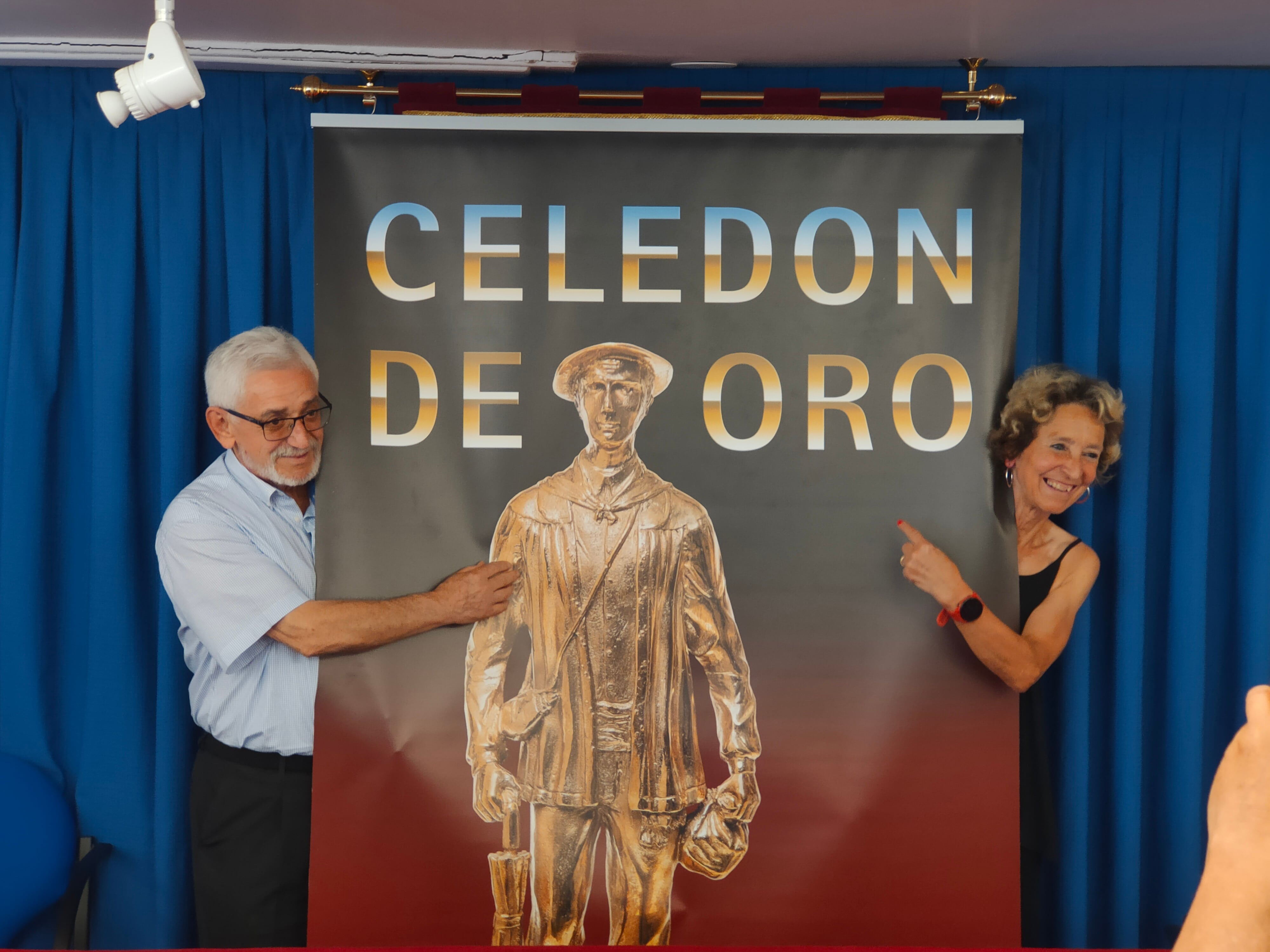 Jose Mari Alegría 'Pinttu' y Mariajo Ochoa de Eribe celebrando el galardón