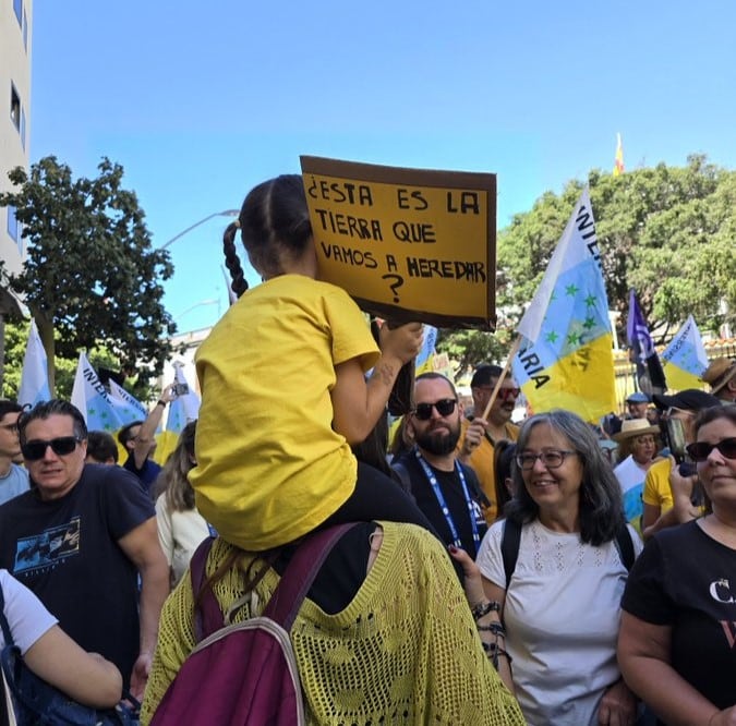 Miles de personas salieron a la calle este 18 de mayo (18M) bajo el lema Canarias Tiene Un Límite
