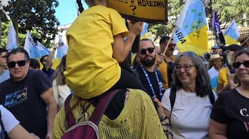 'Canarias Tiene Un Límite': miles de personas salen a las calles en todo el Archipiélago