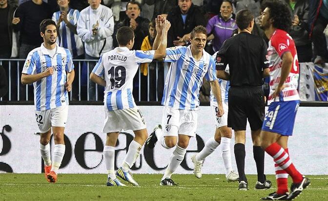 Joaquín Sánchez celebra su gol, el primero de su equipo, junto a los centrocampistas Francisco Portillo y Isco