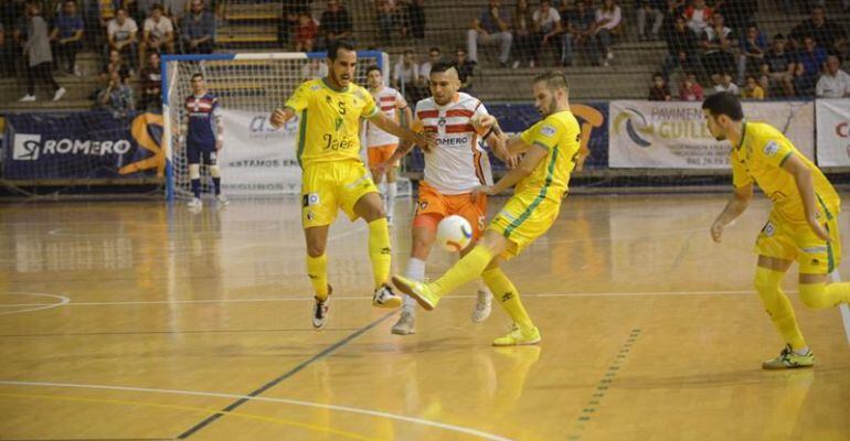 Boyos pelea por el balón con un jugador del Cartagena durante el partido.