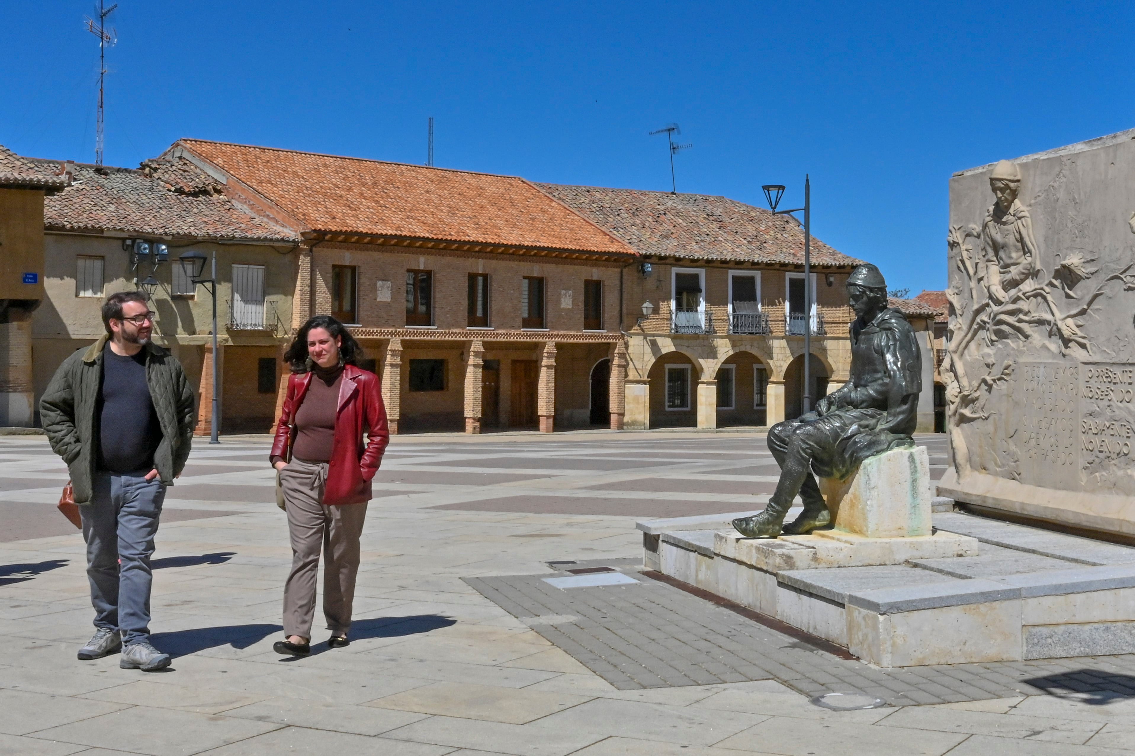 PAREDES DE NAVA (PALENCIA), 21/04/2023.- El poeta cubano Sergio García Zamora, ganador del Premio Internacional de Poesía Jorge Manrique, junto a Lili, su mujer, en Paredes de Nava, localidad natal del poeta Jorge Manrique, donde viven desde enero junto con sus dos hijas en busca de una segunda oportunidad. EFE/ Almudena Álvarez
