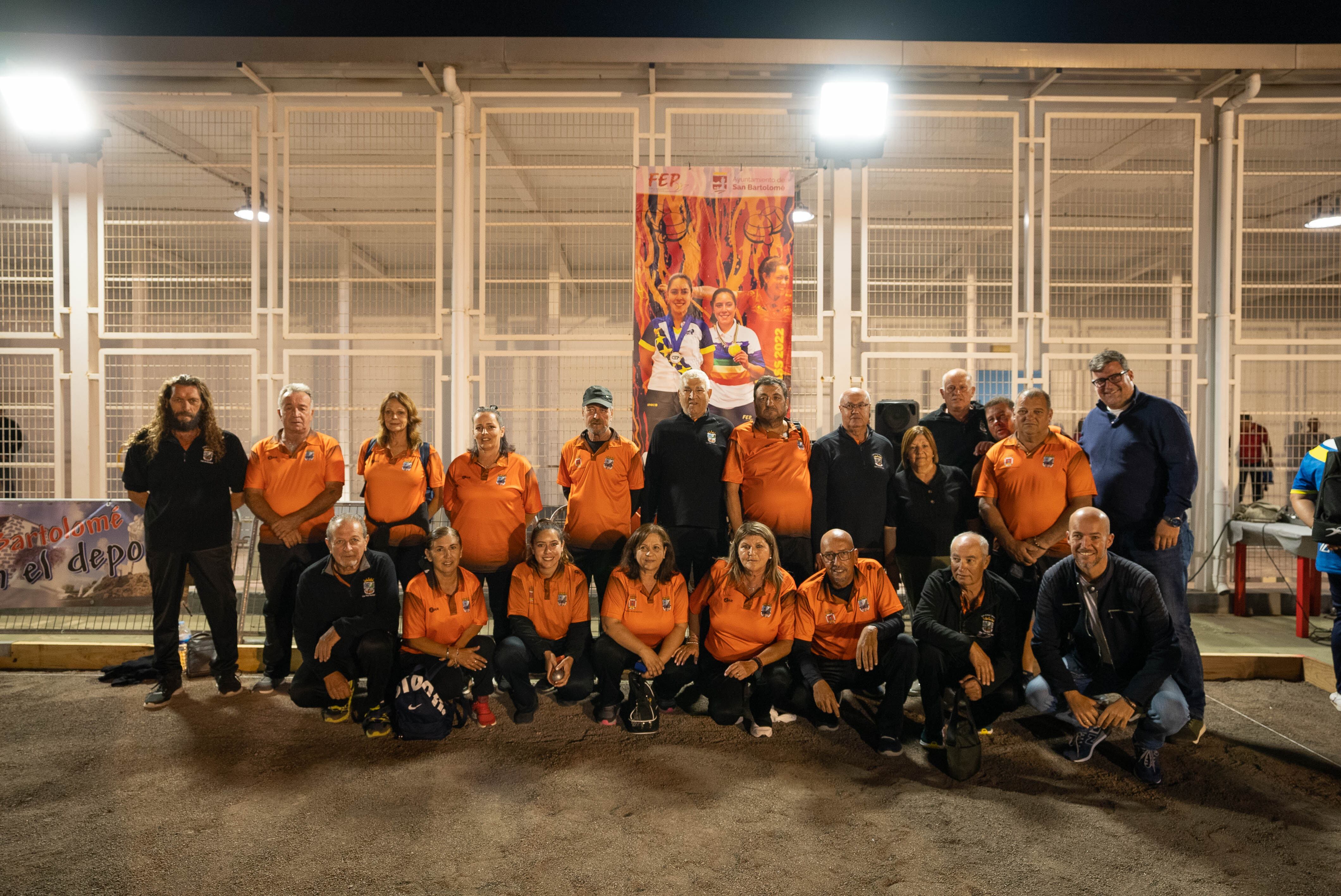 Autoridades municipales y miembros del club Toño Rodríguez con la homenajeada, Sara Díaz.