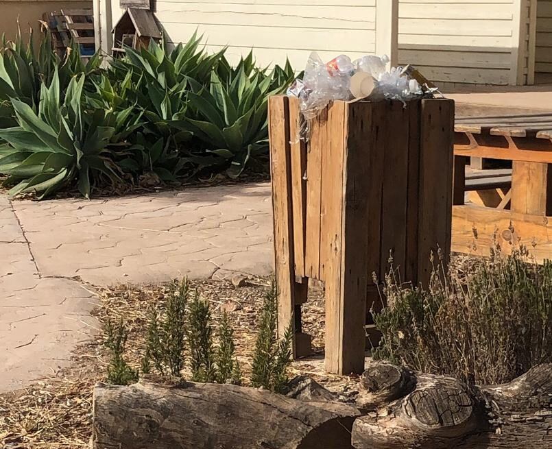 Papeleras sin recoger desde hace días en el IES La Rosaleda
