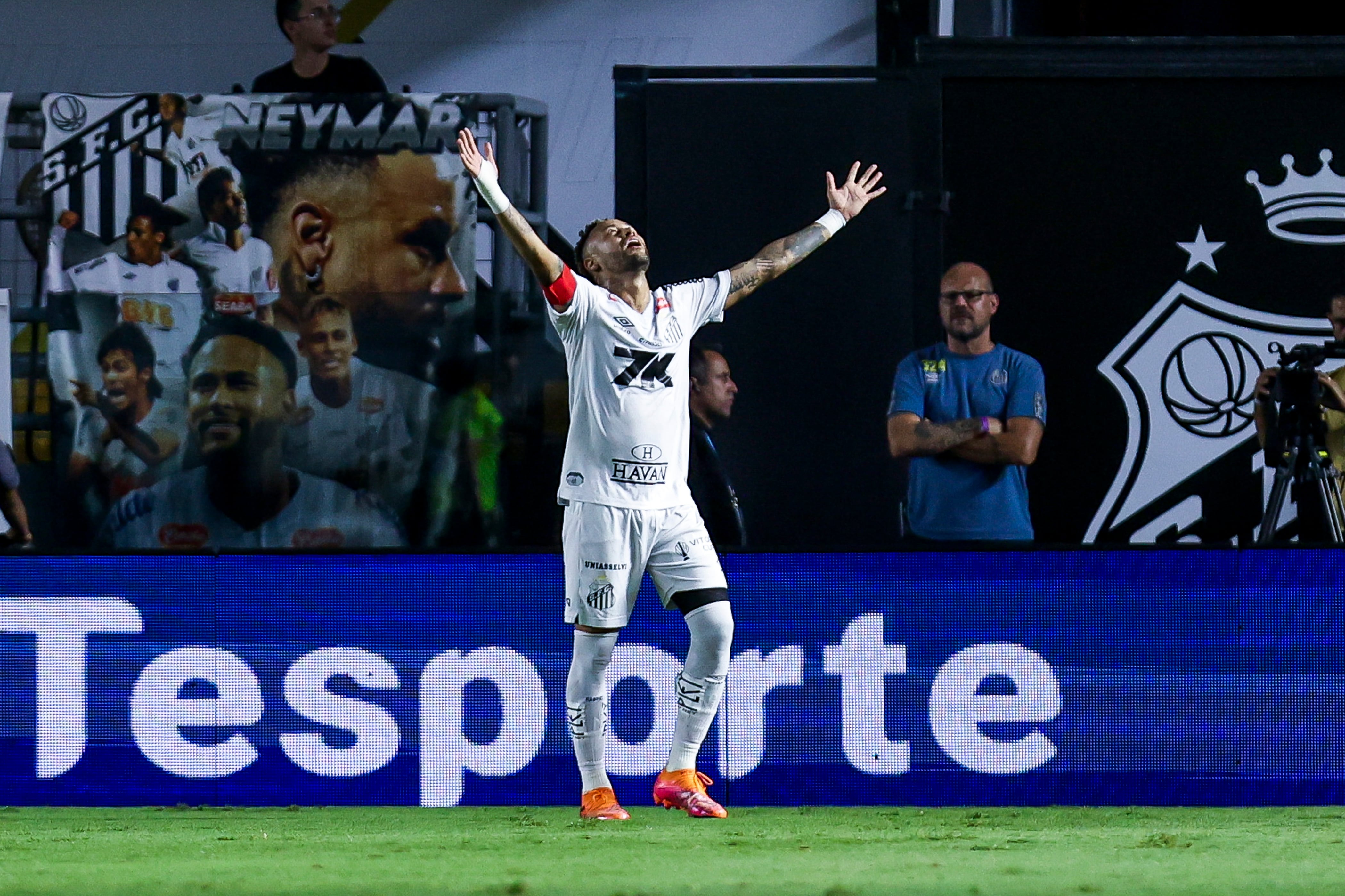 Neymar celebra un gol contra Recife