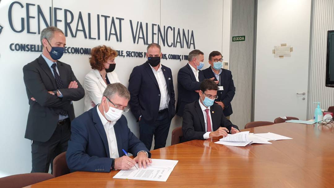 El conseller Climent y el rector Mora firman el convenio de la Cátedra Textil UPV