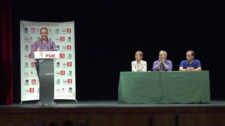 El alcalde habla en la asamblea a los militantes socialistas