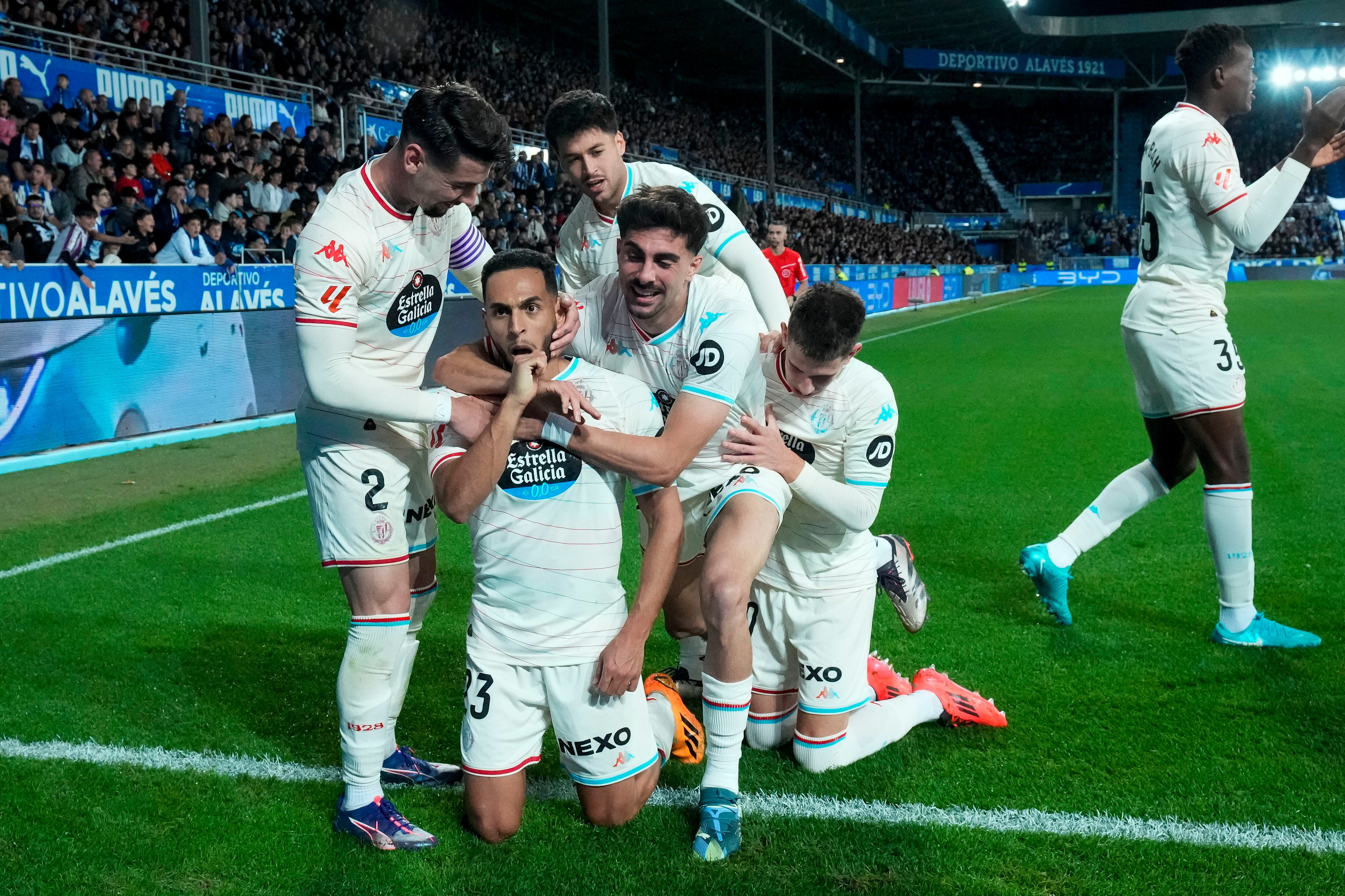 VITORIA , 18/10/2024.- El centrocampista marroquí del Real Valladolid Anuar (c) celebra tras anotar un tanto durante el partido de LaLiga entre el Alavés y el Real Valladolid, este viernes en el estadio de Mendizorroza. EFE/ ADRIAN RUIZ HIERRO
