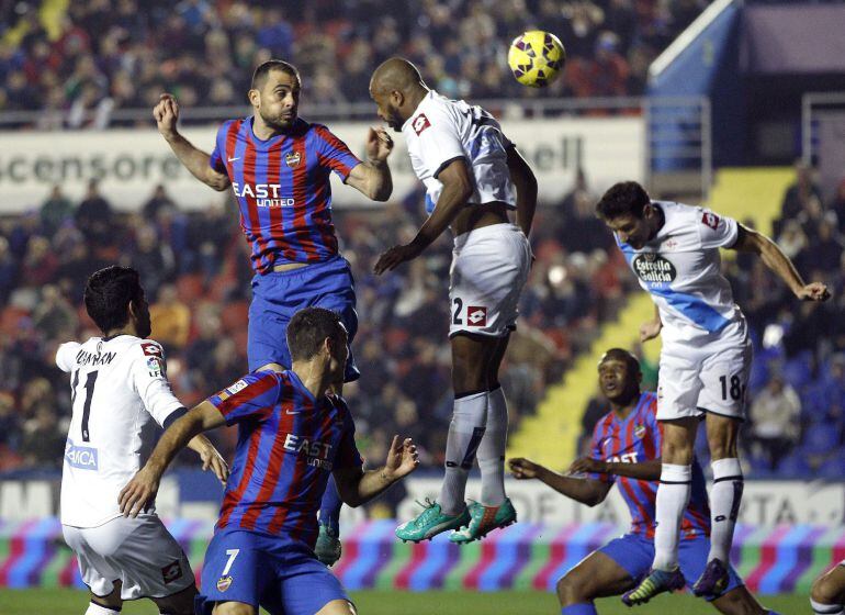 GRA289. VALENCIA, 09/01/21015.- El defensa griego del Levante Vyntra (2-i) salta a por un balón con el brasileño Sidnei (3-d), del Deportivo de La Coruña, durante el partido de Liga en Primera División que están disputando esta noche en el estadio Ciutat de Valencia. EFE/Kai Försterling