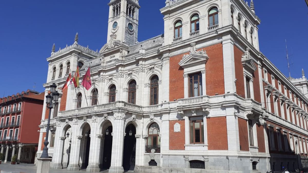 Banderas a media asta en el Ayuntamiento de Valladolid para el día del patrón