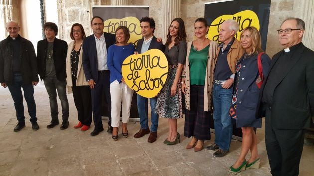 Los presentadores y jueces de Masterchef junto a las autoridades palentinas