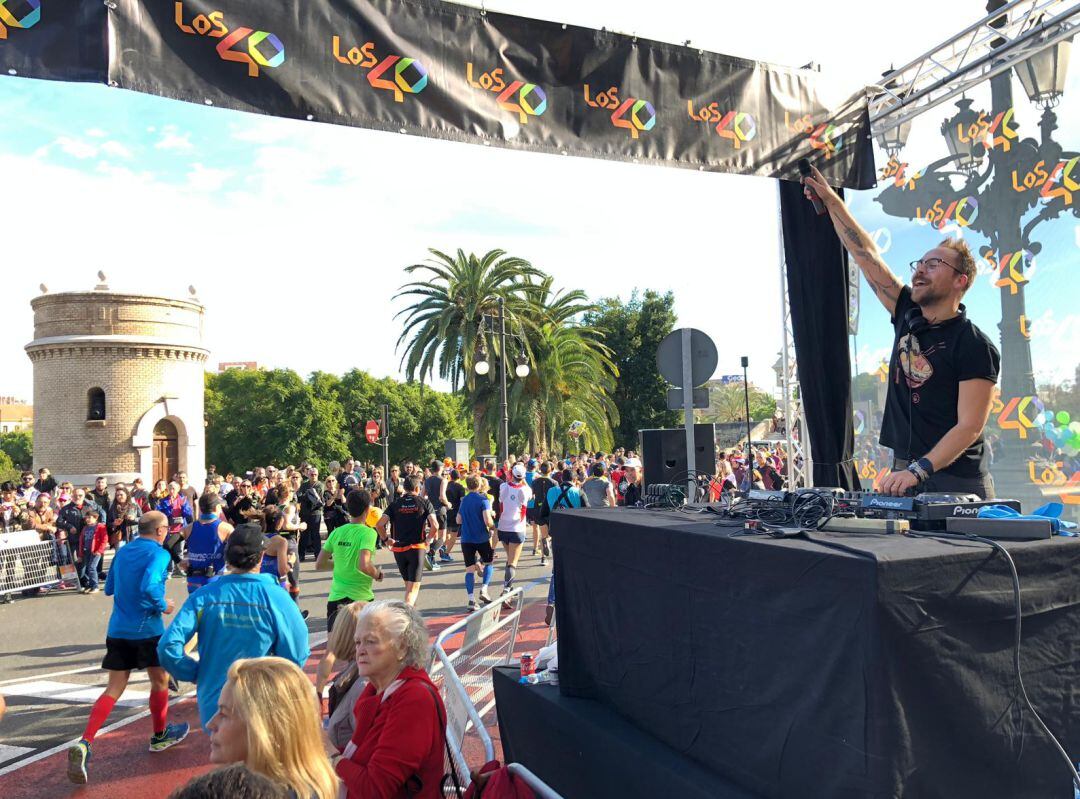 Animación de Los 40 en el Maratón Valencia Trinidad Alfonso EDP