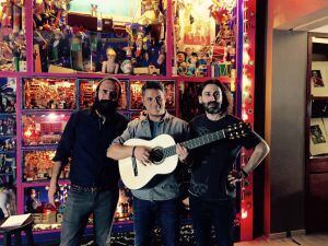 Jorge Martínez, Alejandro Sanz y Javier de Limón con &quot;La Maestro&quot;