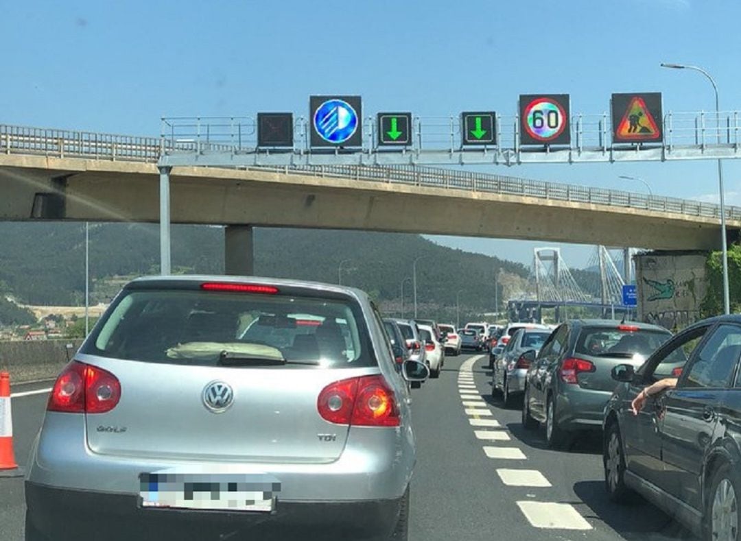 Un atasco en la AP-9 durante las obras de ampliación.