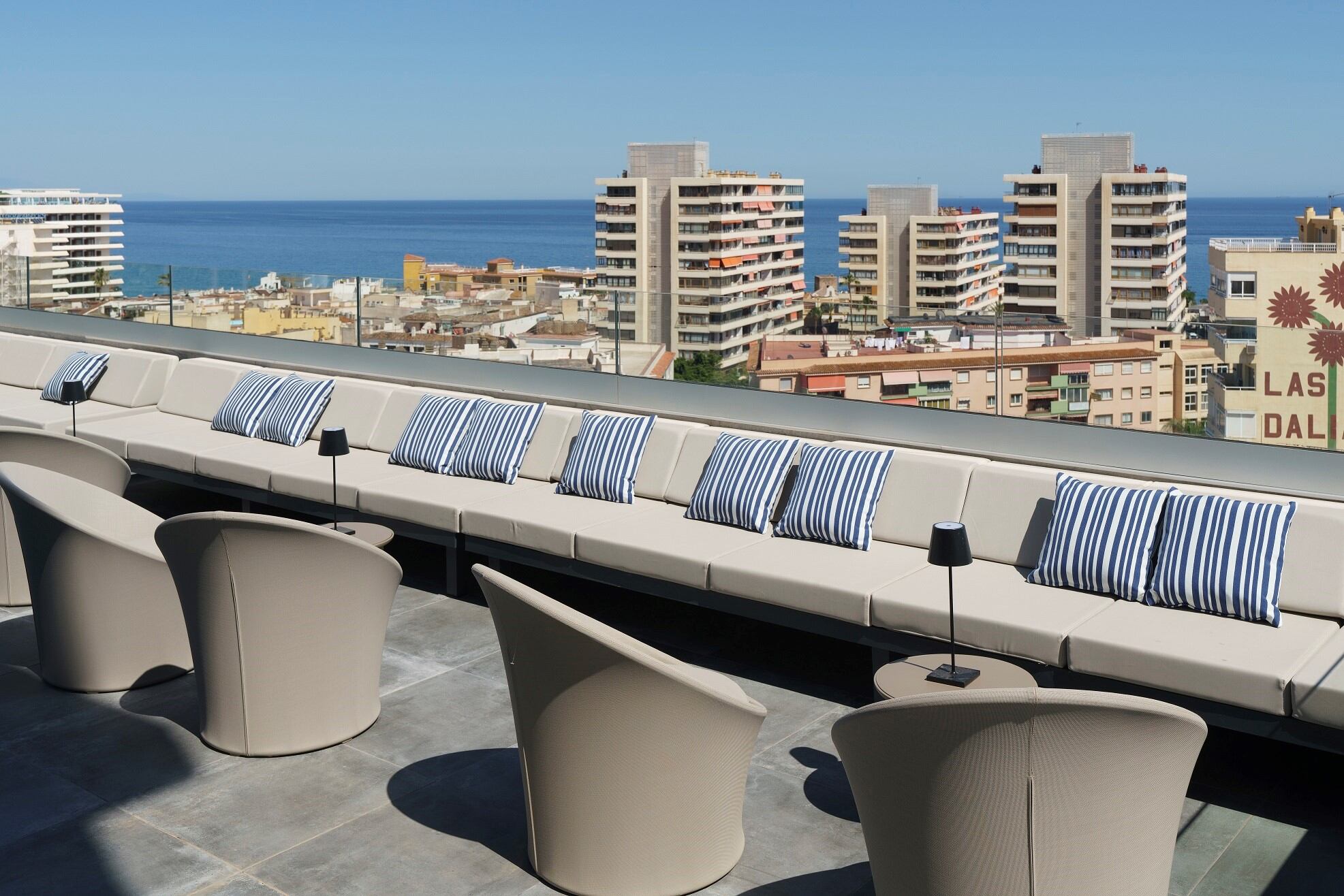 El Sky Bar, que acaba de abrir sus puertas en el hotel Alua Soul Costa Málaga, se ha convertido en apenas 3 semanas en el nuevo ‘place to be’ del centro de Torremolinos