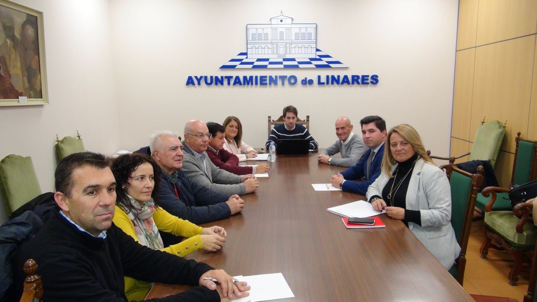 Reunión de representantes municipales y parlamentarios andaluces con miembros del sector agrario linarense y de ASAJA.