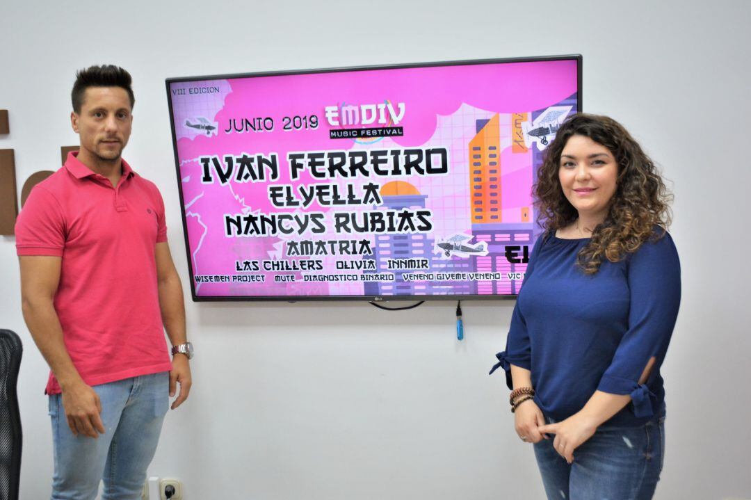 Organizadores y Ayuntamiento con el cartel del EMDIV 