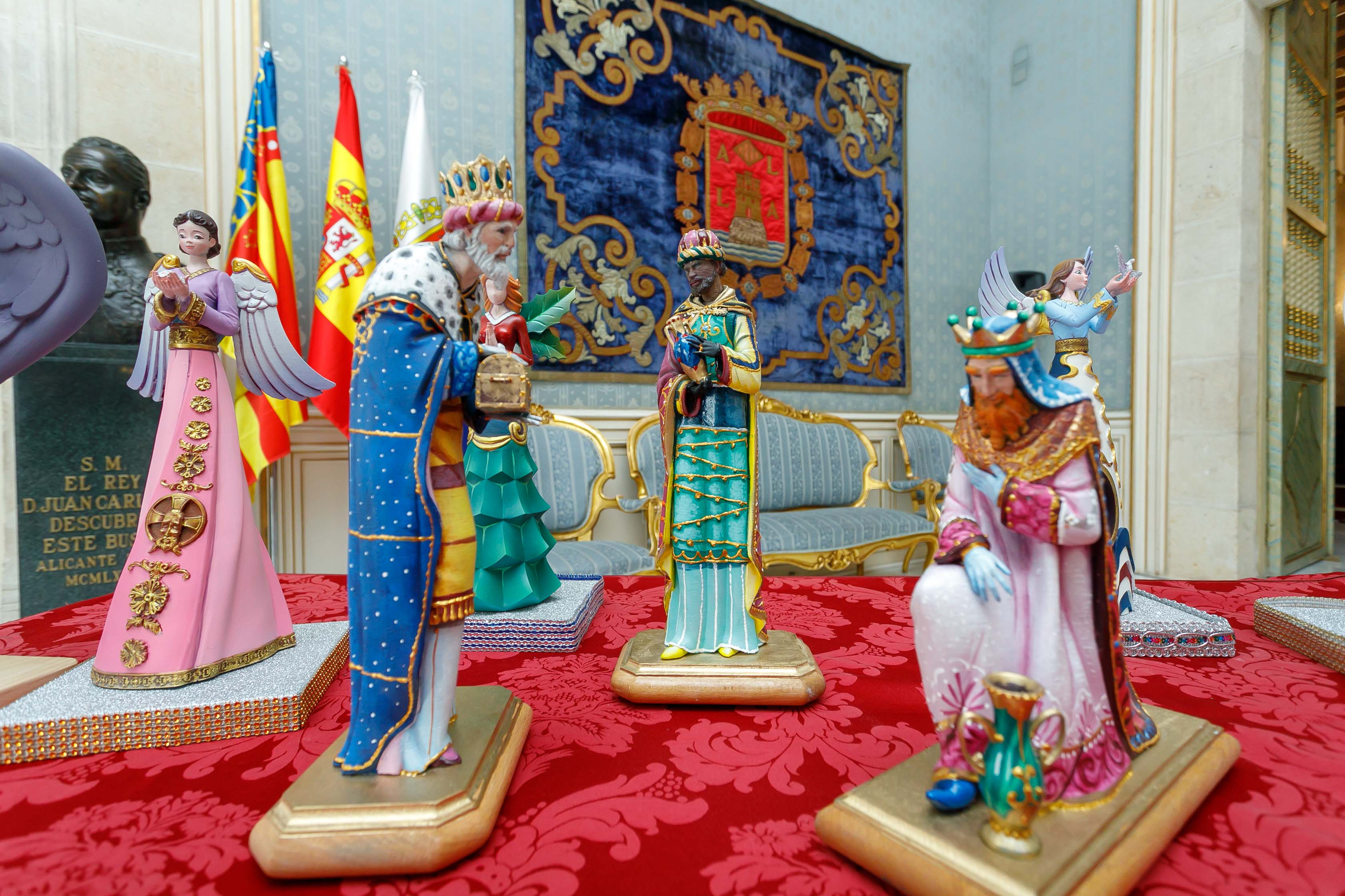 Imagen de las maquetas de los Reyes Magos y los ángeles gigantes