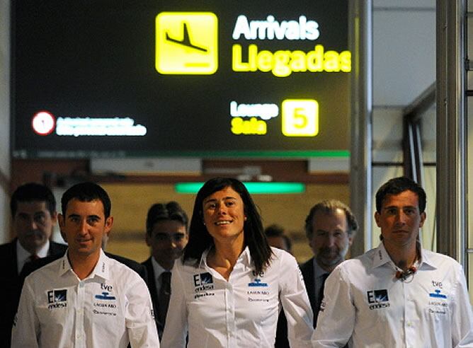 Edurne Pasaban, junto a su equipo, a su llegada al aeropuerto de Barajas