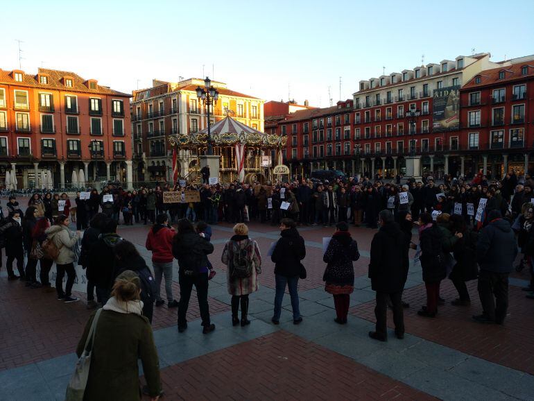 Un momento de la movilización ciudadana contra la ordenanza del Ayuntamiento que permite detener a personas que colocan carteles