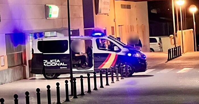 Un vehículo de Policía Nacional custodia la entrada al hospital