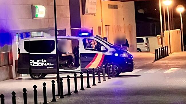 Un vehículo de Policía Nacional custodia la entrada al hospital
