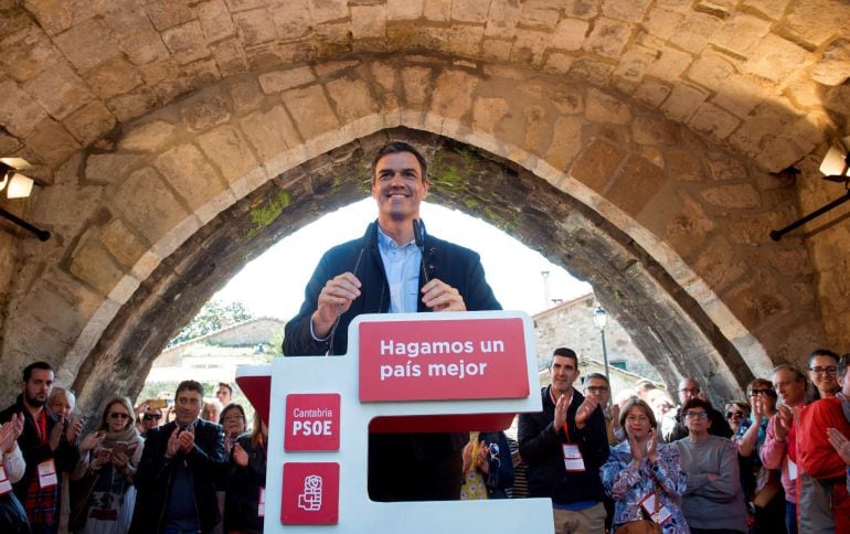  El secretario general del PSOE, Pedro Sánchez, interviene en la clausura hoy de una jornada sobre municipalismo que organizan en el municipio cántabro de Cartes los socialistas de Cantabria.