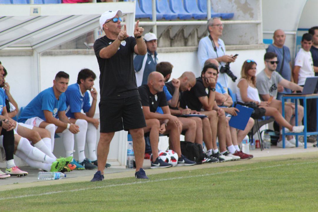 Pepe Bermúdez dirigiendo a su equipo desde el banquillo esta temporada