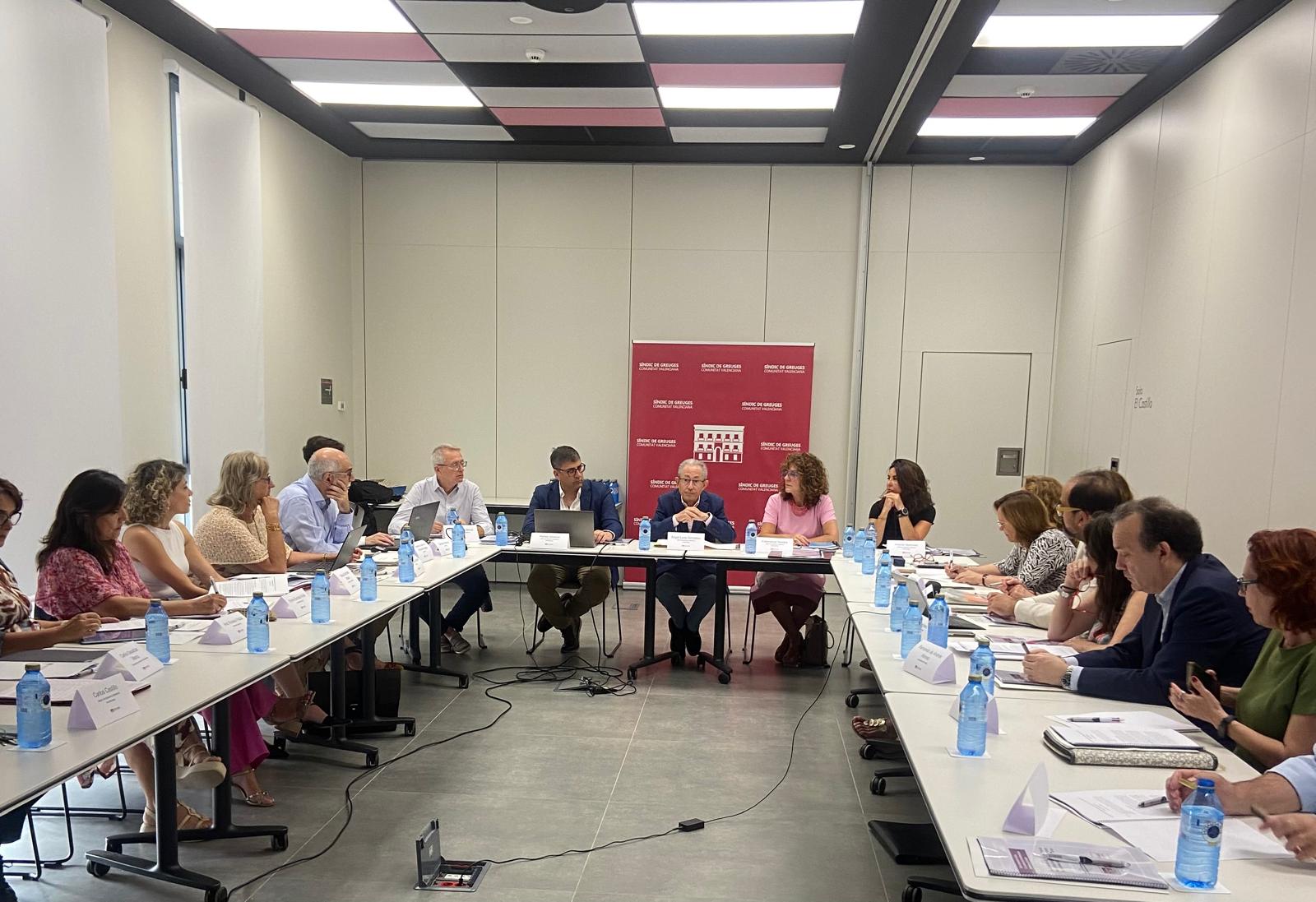 Ángel Luna, Síndic de Greuges en la CV (al fondo), durante el taller impartido para lograr una Administración efectiva