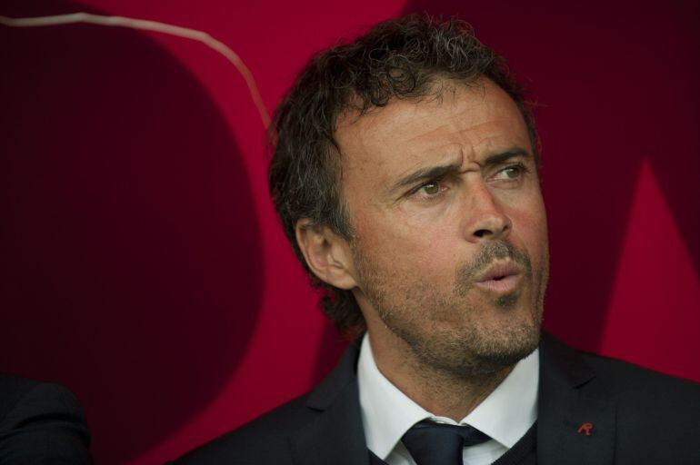 Barcelona&#039;s coach Luis Enrique Martinez looks on before the Spanish league football match UD Almeria vs FC Barcelona on November 8, 2014 at Juegos Mediterraneos stadium in Almeria.   AFP PHOTO/ JORGE GUERRERO