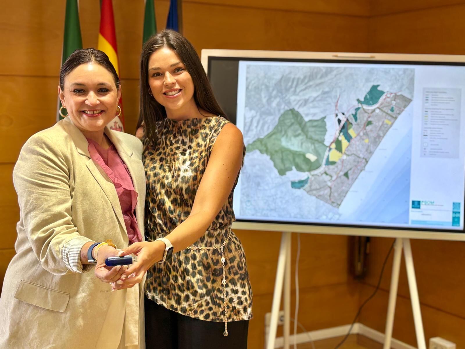 Un momento de la presentación del avance del PGOU junto a la alcaldesa de Torremolinos, Margarita Del Cid