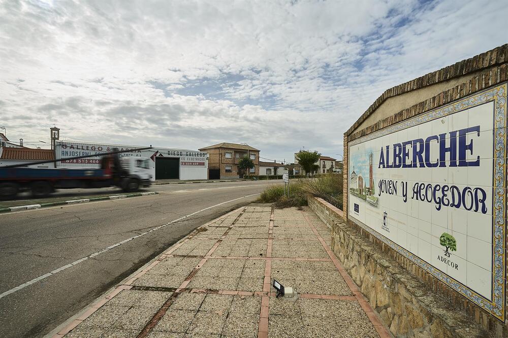 Azulejo de bienvenida a Alberche del Caudillo (Toledo) sin su topónimo franquista