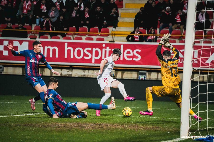 Dani Jiménez tuvo grandes intervenciones salvadoras para la SD Huesca