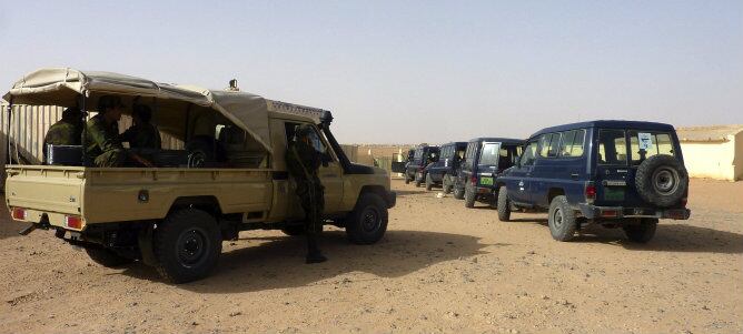 Los cooperantes españoles desplazados a los campamentos de refugiados saharauis han sido recibidos hoy como héroes y entre fuertes medidas de seguridad