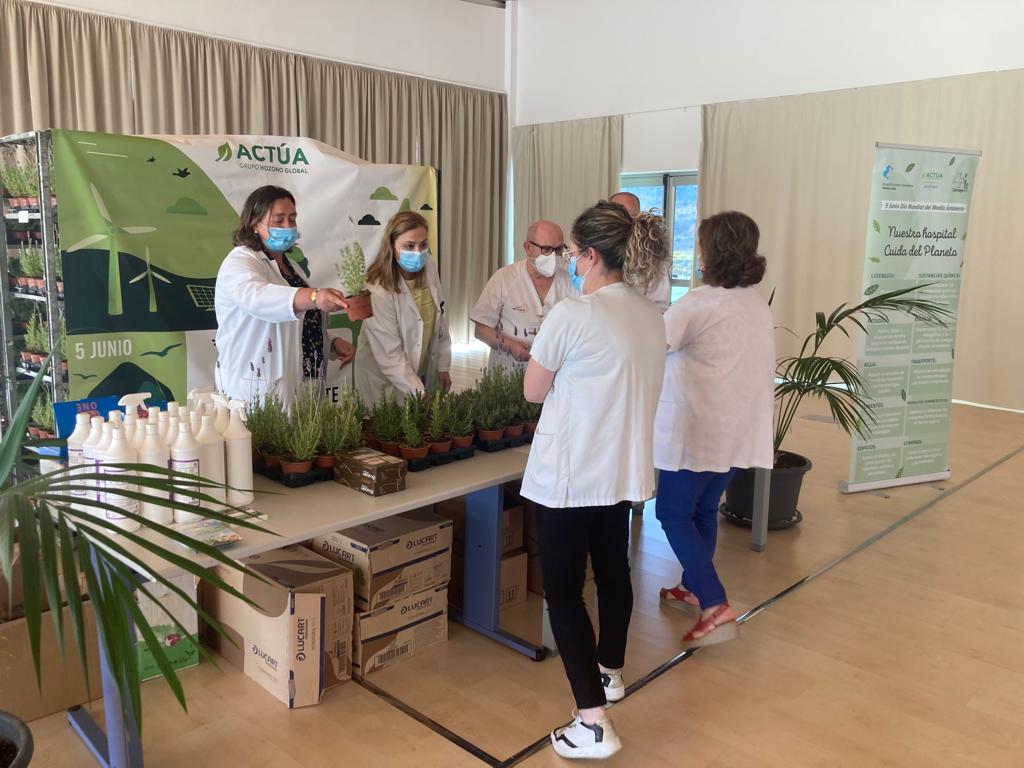 Entrega de plantas en el Hospital Santa Lucía