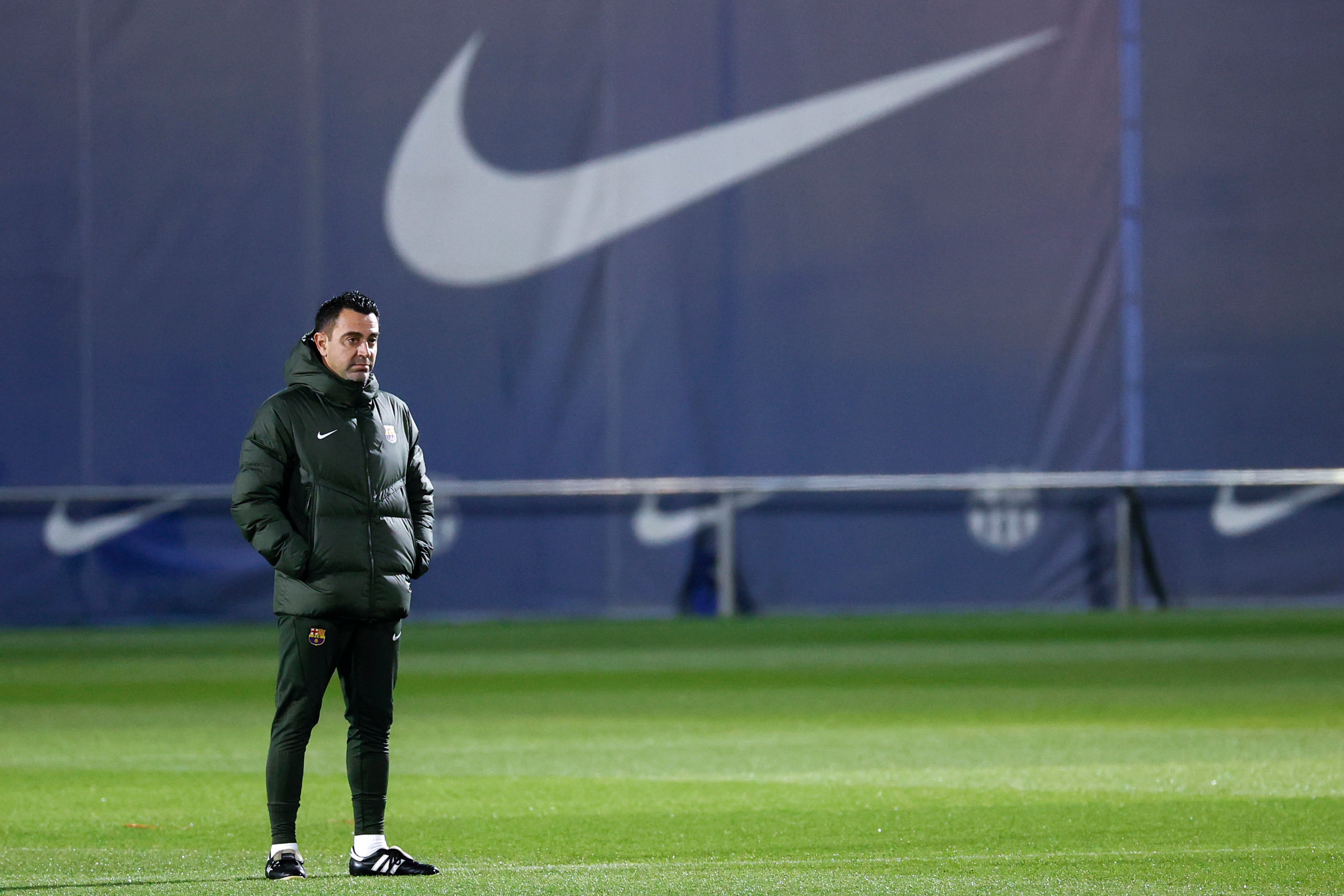 SANT JOAN DESPÍ (BARCELONA) 06/01/2024.-El técnico del FC Barcelona, Xavi Hernández, durante el entrenamiento que realiza la plantilla barcelonista para preparar el partido de diecicesavo de final de la Copa del Rey que disputaran mañana ante la UD Basbastro en el Estadio Municipal. EFE/ Toni Albir
