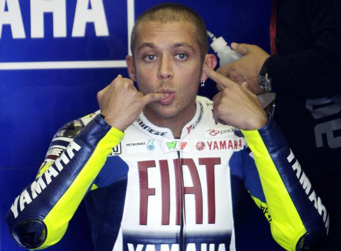 Valentino Rossi se prepara para la segunda jornada de entrenamientos en el circuito de Brno