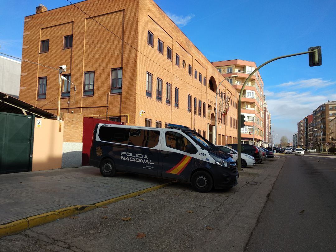 La Policía Nacional ha trasladado a des de los dos detenidos por el crimen de la Plaza Santiago al Palacio de Justicia de Aranda en la mañana de este lunes 10 de diciembre