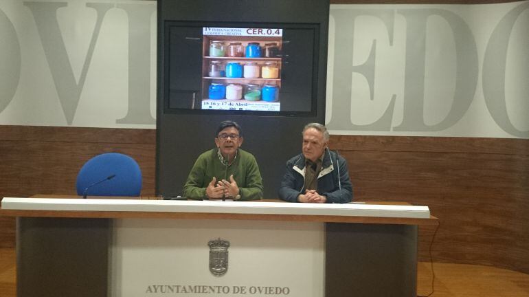 El Concejal de Cultura, Roberto Sánchez Ramos y el presidente de la Agrupación de Ceramistas de Asturias, en la presentación de la IV Feria Nacional de Cerámica Creativa.