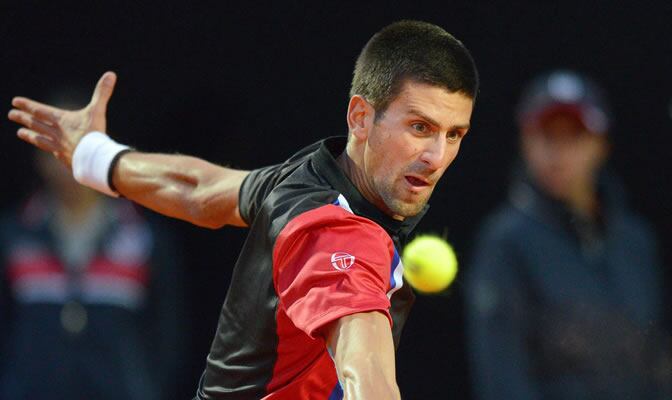 Djokovic devuelve la pelota al suizo Roger Federer durante el partido de semifinales del torneo Masters 1000 de Roma