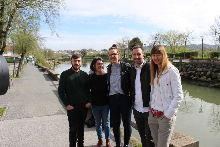 Juncal Eizaguirre, delegada de Cultura, con los ganadores de la segunda edición de las becas Ribera. 