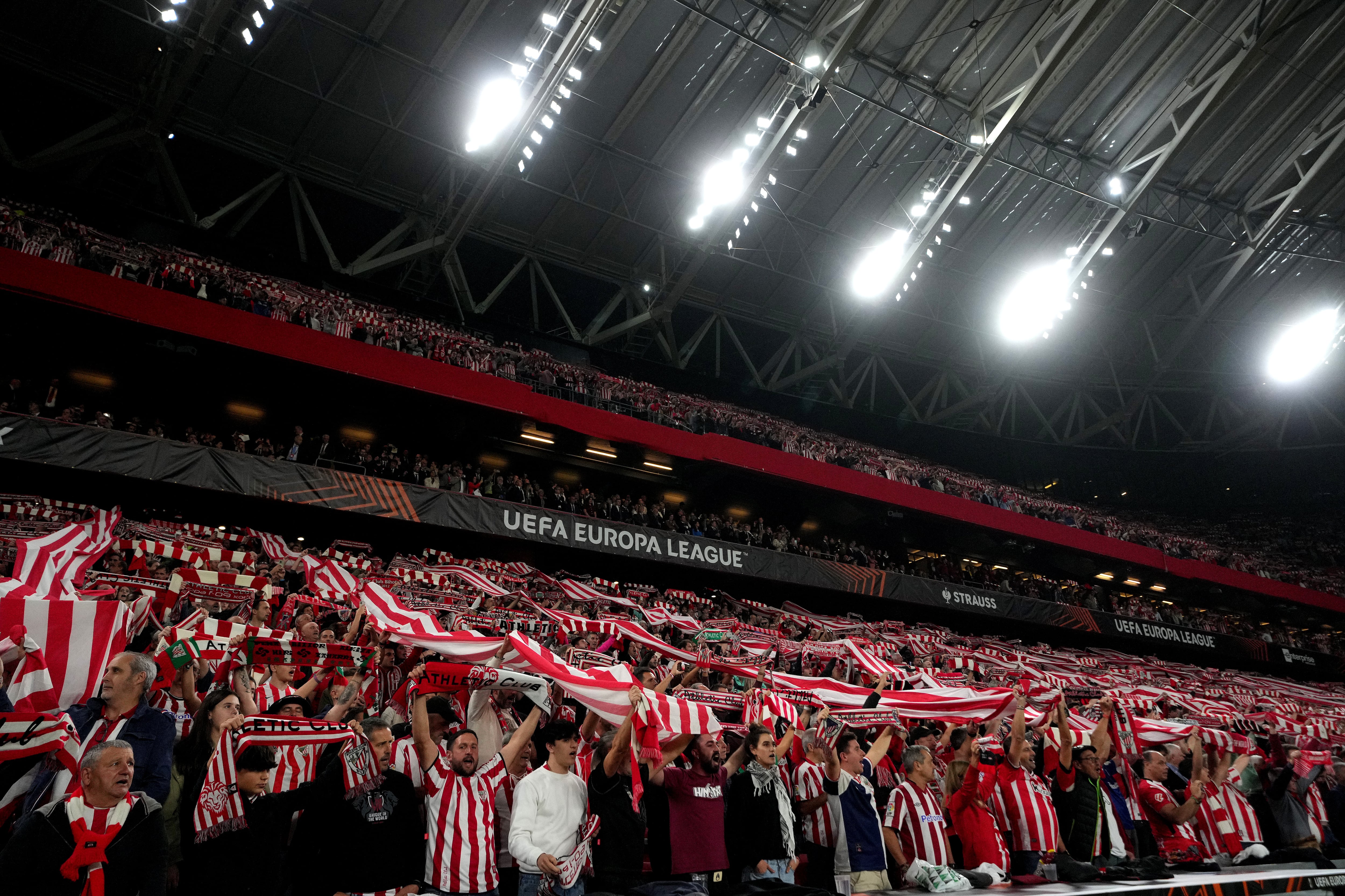 La grada de San Mamés, a instantes del inicio del partido entre el Athletic y el AZ Alkmaar