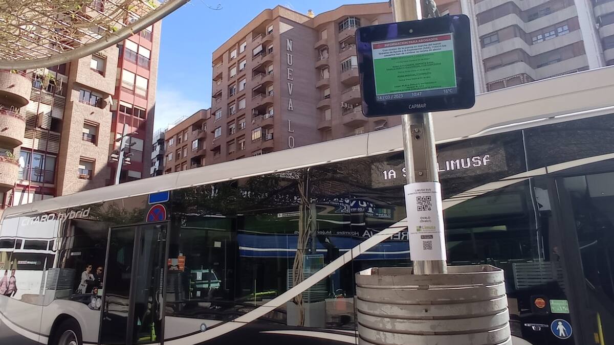 Lorca moderniza su paradas de autobús urbano: instalan nueve pantallas con información en tiempo real