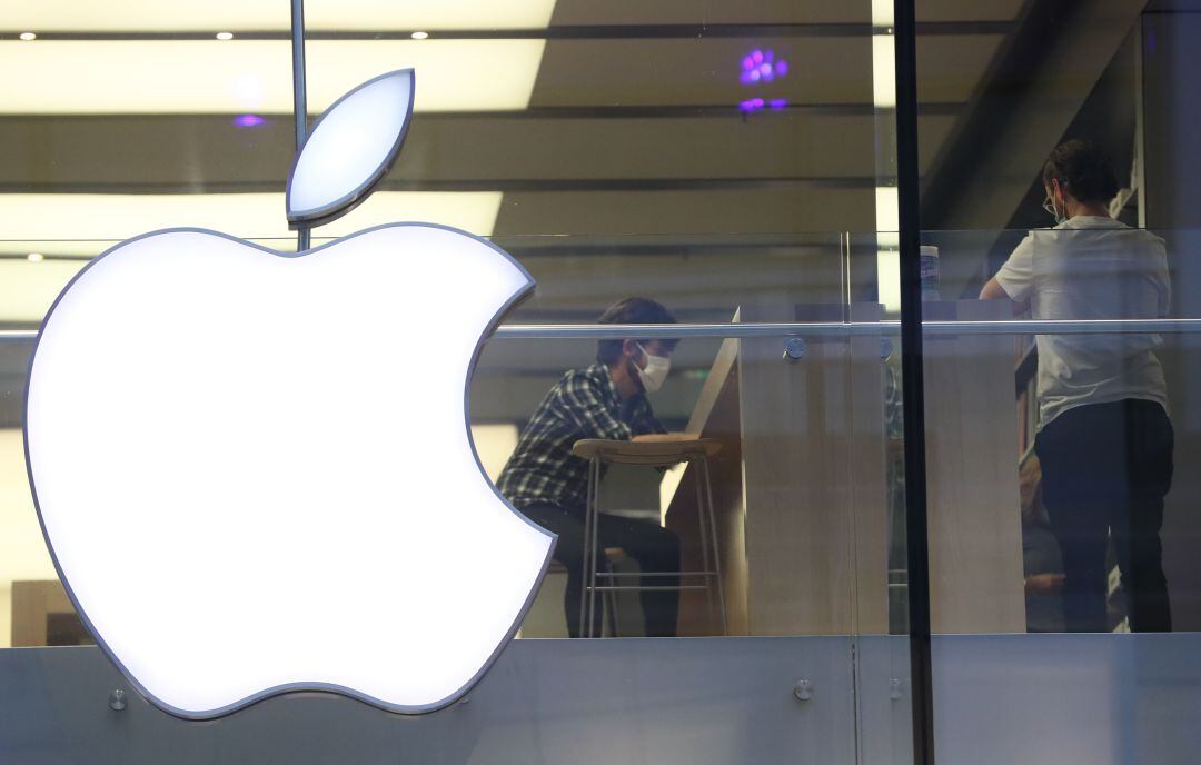 Logo de Apple en una tienda de la compañía en Belfast.